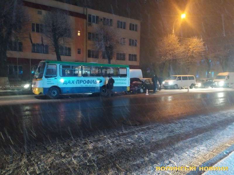 У Луцьку автомобіль врізався у маршрутку: пасажира госпіталізували (фото)