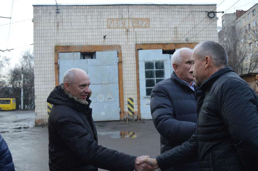 Начальник управління транспорту та зв'язку Анатолій Миронюк вітає депутата Сергія Балицького