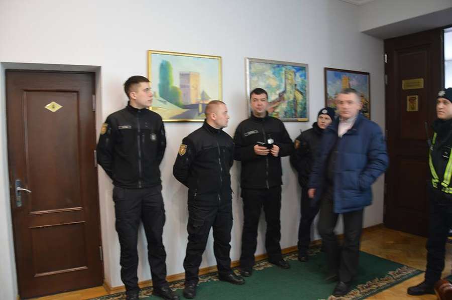 У Луцькраді – поліція: депутати досі скандалять (фото, відео) 