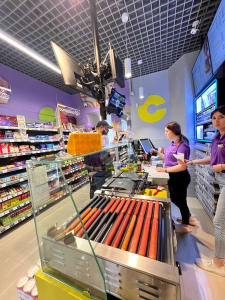 Замість аптеки: у центрі Луцька відкрився новий магазин «Сімі» (фото)