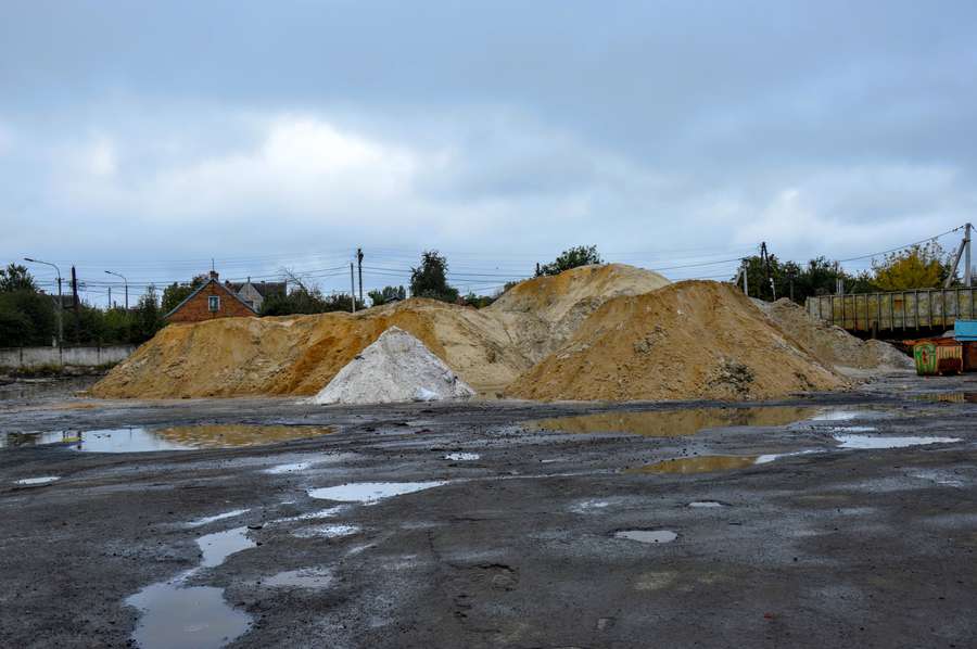 Цим піском, змішаним із сіллю, також будуть засівати засніжені шляхи у Луцьку