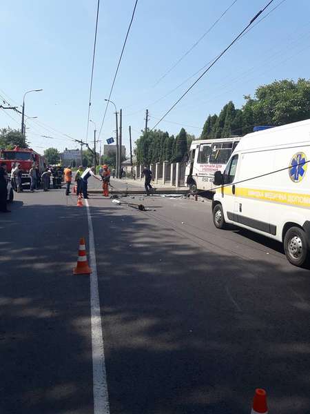 У Луцьку – аварія за участі маршрутки: є потерпілі (фото) 