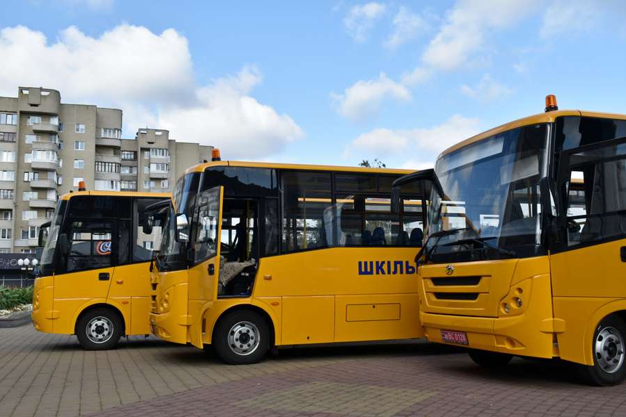 Три громади на Волині отримали нові шкільні автобуси (фото)