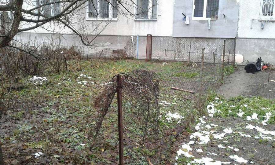 У Луцьку знесли  незаконні паркани на прибудинкових територіях (фото)