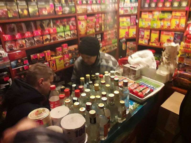 На ринку «Північний»  вилучили майже 40 пляшок сурогату (фото)