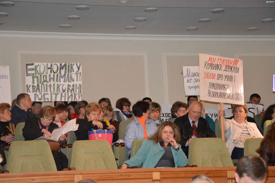Освітяни Нововолинська протестують у сесійній залі Волиньради