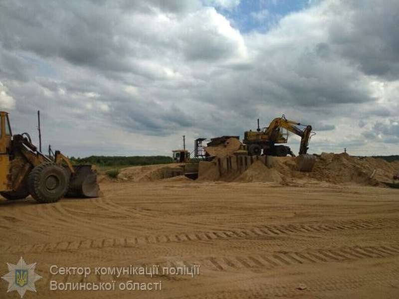 Волинські посадовці організували схему незаконного видобутку піску 