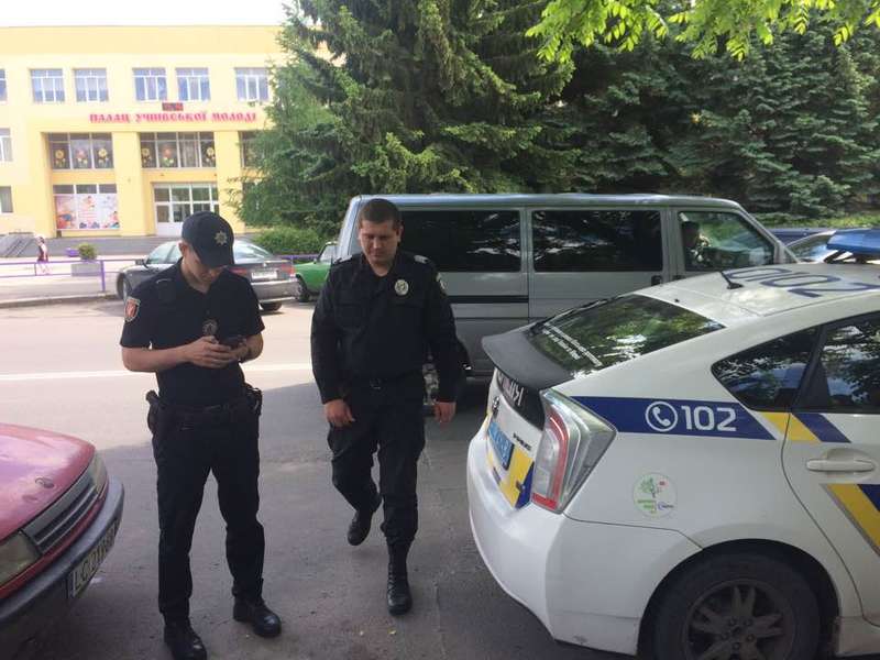 У Луцьку спіймали чоловіка, який мастурбував біля мистецької школи (фото)