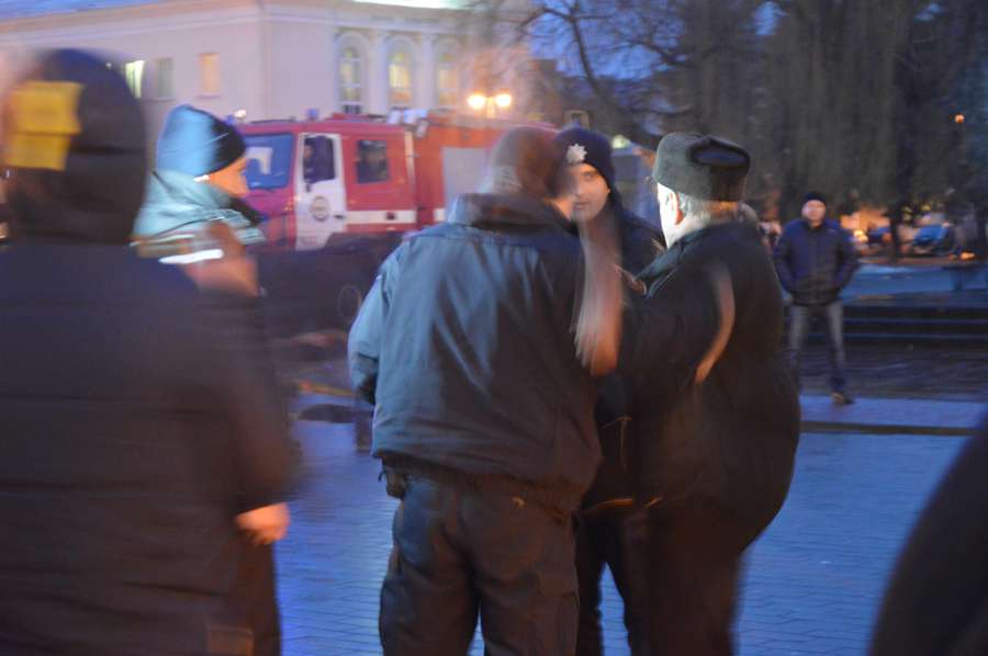 У центрі Луцька чоловік під час флеш-мобу хотів «спалити Путіна» (фото, відео 18+)