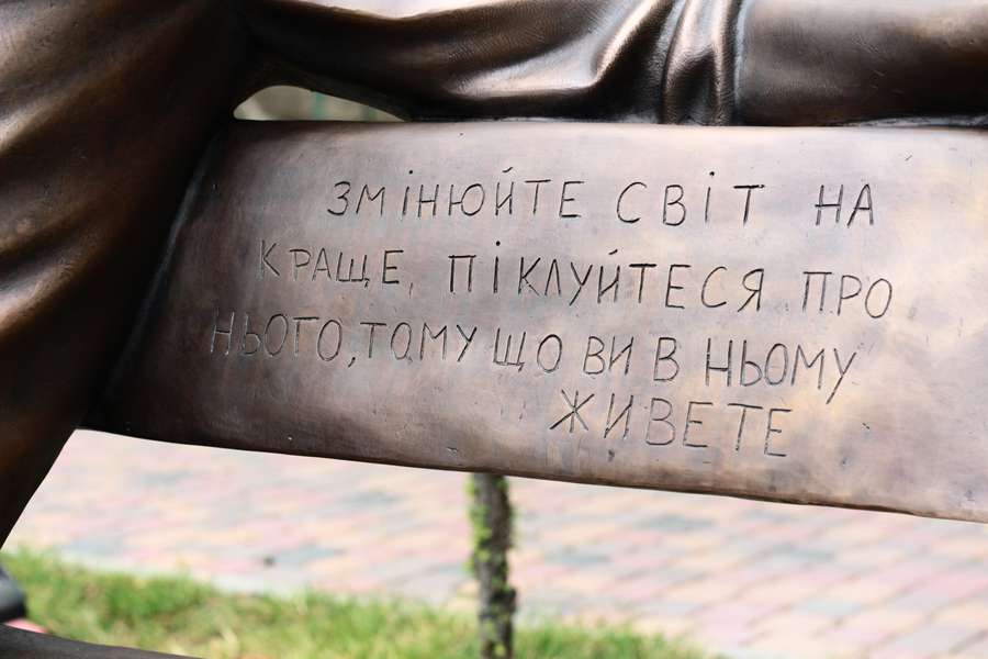 Творці пам'ятника Кузьмі: 