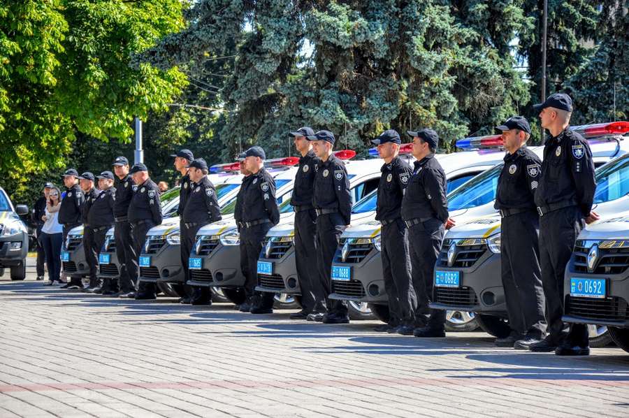 Центральну площу Луцька «перекрили» два десятки поліцейських авто