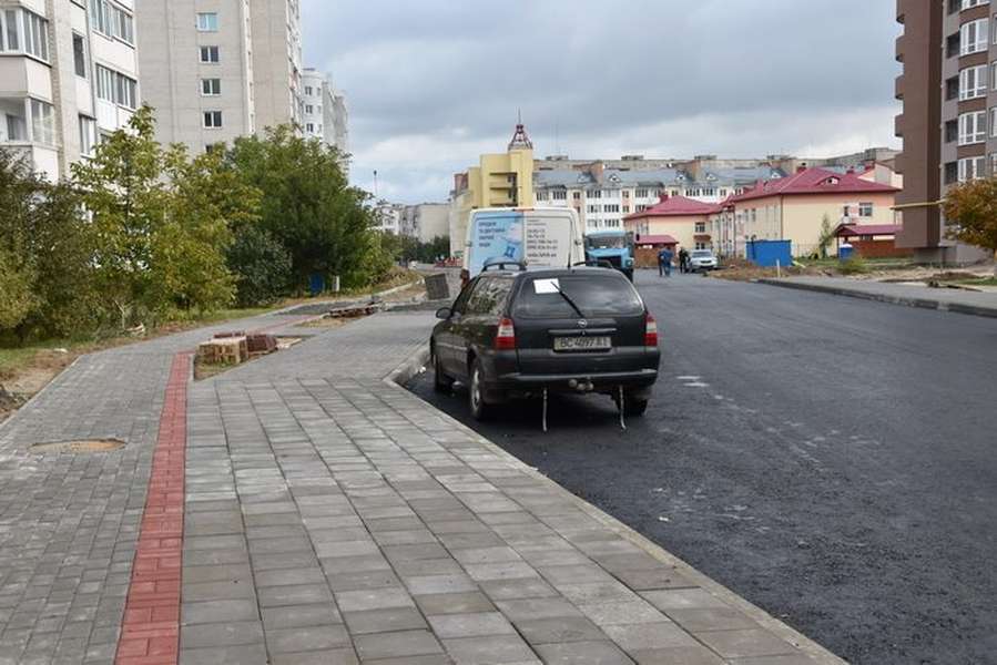 Показали, як ремонтують прибудинкові території на чотирьох вулицях Луцька (фото)