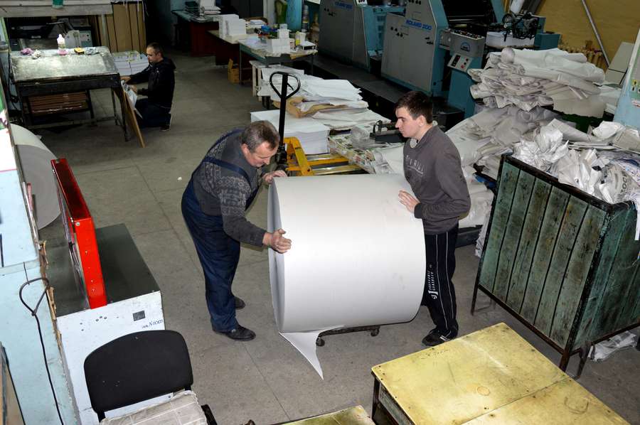 Газети друкують на папері, який зберігається у величезних рулонах
