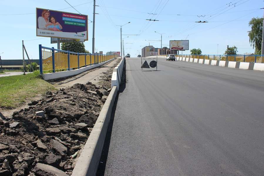 У Луцьку ремонтують міст на Рівненській (фото)