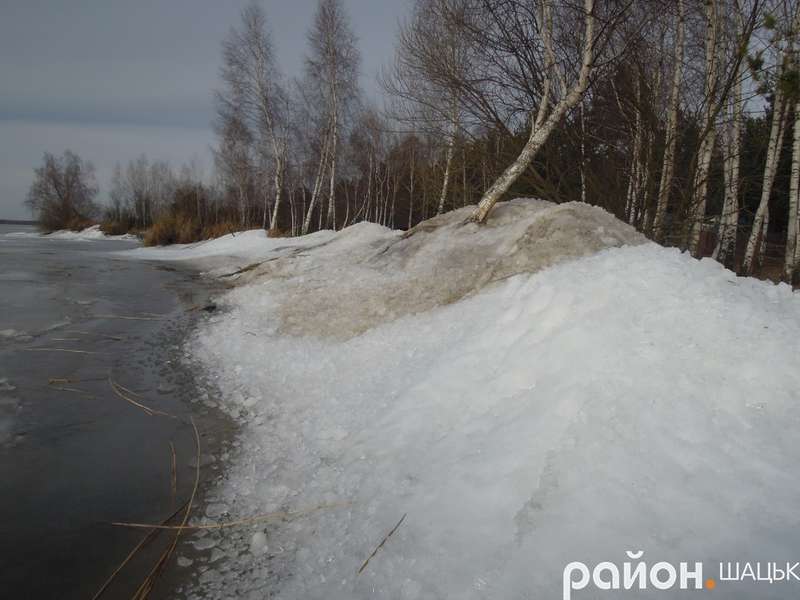 Через буревій на озері Світязь почався льодохід (ФОТО)