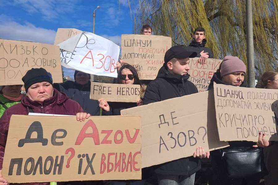 «22 страшних місяці невідомості»: у Ковелі відбулася акція на підтримку полонених азовців (фото)
