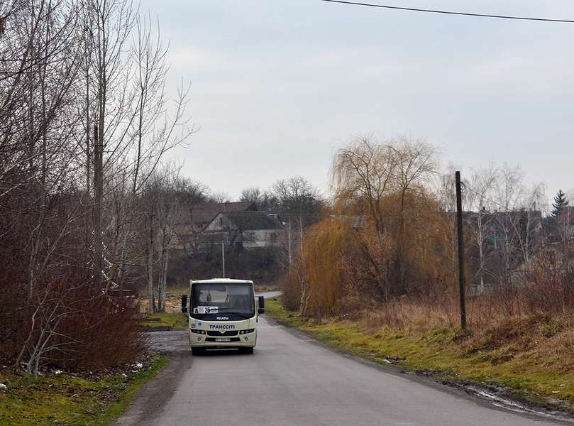 Замість жовтих «Богданів» на один з маршрутів Луцька вийшли нові автобуси (фото)