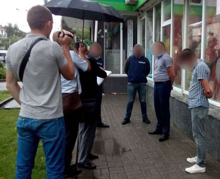 У Луцьку слідчого та експерта-криміналіста затримали на хабарі (фото)