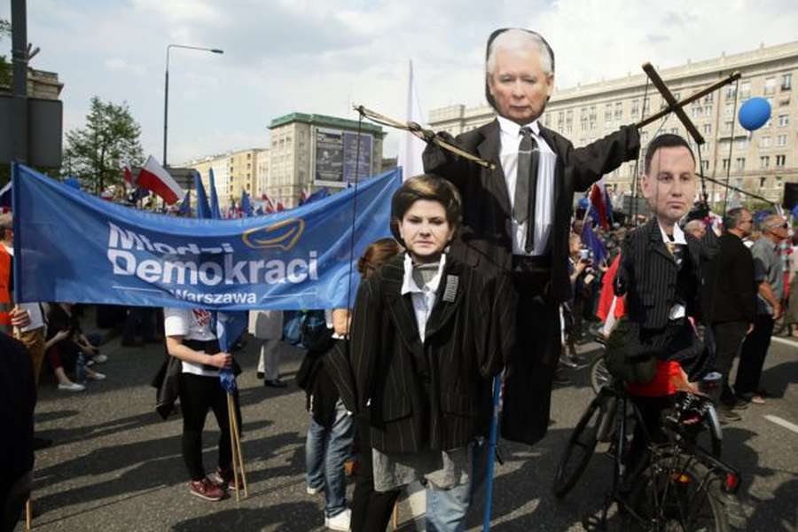 У Польщі десятки тисяч людей протестують проти обмеження демократії