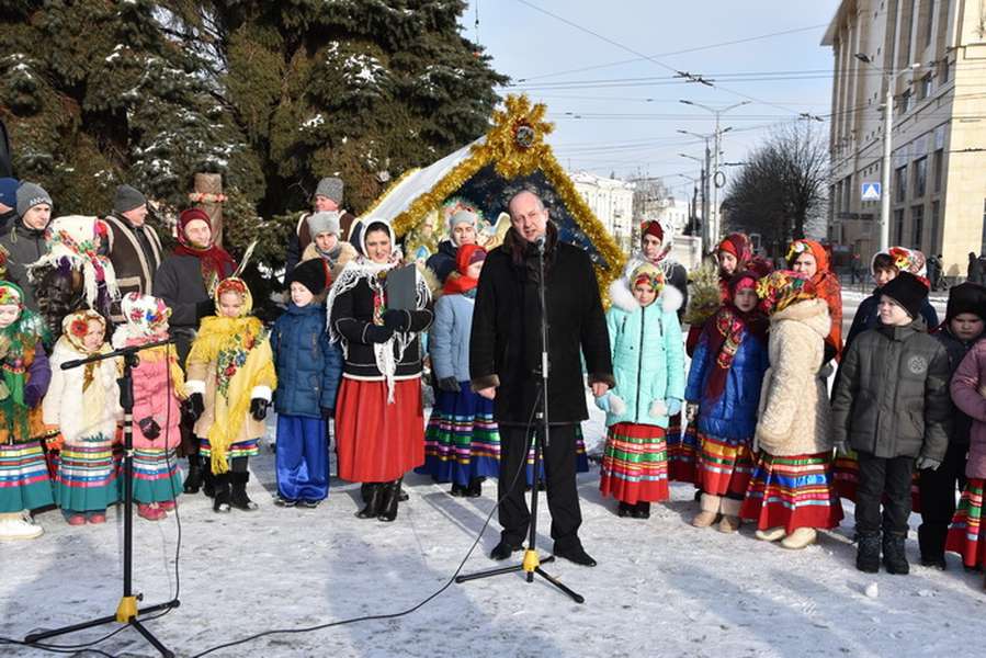 На Театральному майдані в Луцьку вперше встановили Різдвяного Дідуха (фото)
