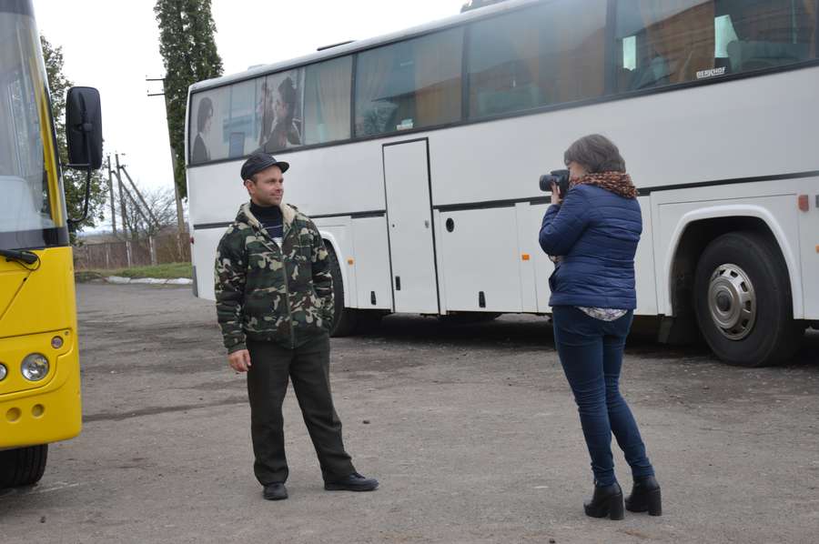 Журналістка Олена Лівіцька фотографує водія шкільного автобуса села Бубнів, Транспорт придбали за півтора мільйона гривень (на умовах співфінансування)