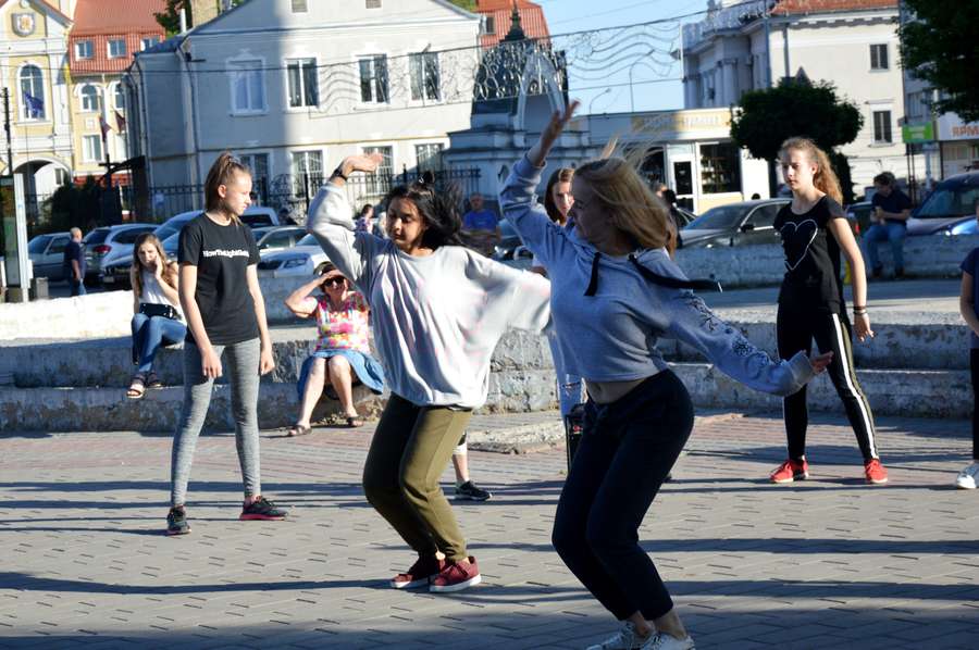 У центрі Луцька дівчата танцювали запальні танці (фото)