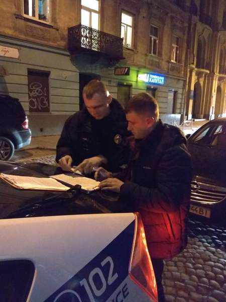 П'яні волинські поліцейські роз'їжджали Львовом на службовому автомобілі (фото, відео) 