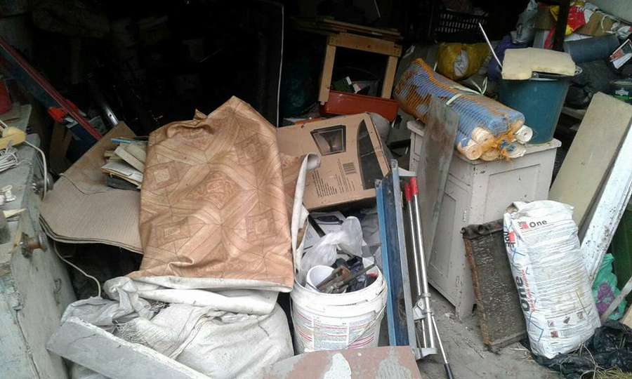 Муніципали показали, що лучани зберігають у незаконних гаражах (фото) 