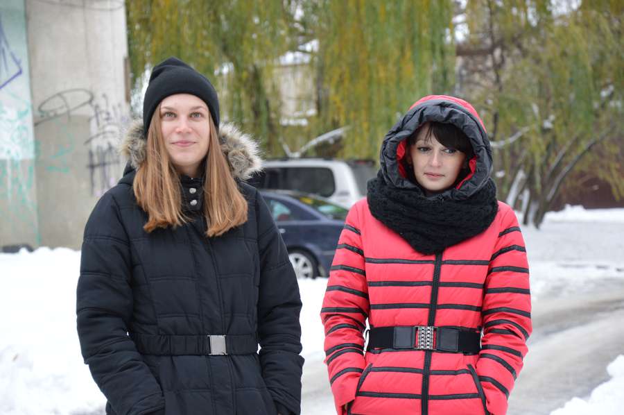 ...подалі від снігових «стрільців» відійшли випускові редактори  Оксана Пуняк та Анна Озаринська...