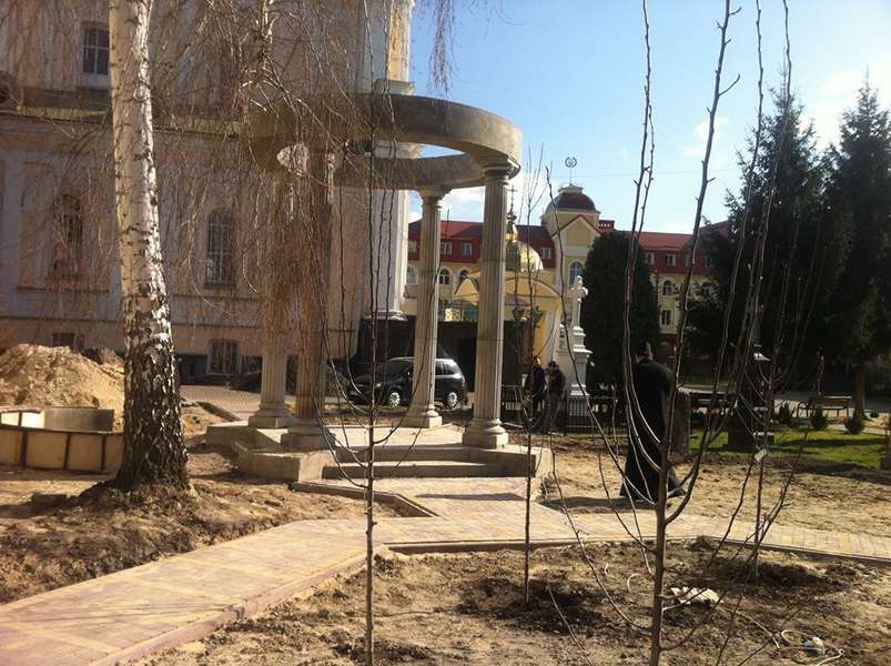 У Луцьку біля собору і кладовища встановлюють альтанку  (фото)