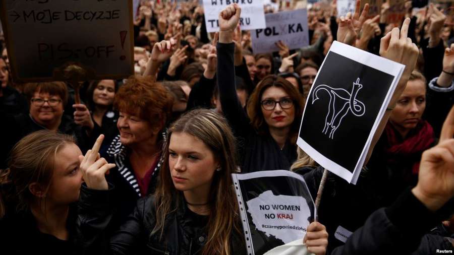 У Польщі тисячі людей протестують проти заборони абортів (фото)