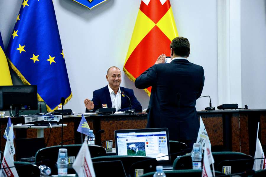 Наприкінці засідання, поки мера не було на місці, Аркадій Соломатін вирішив спробувати себе в ролі керівника...