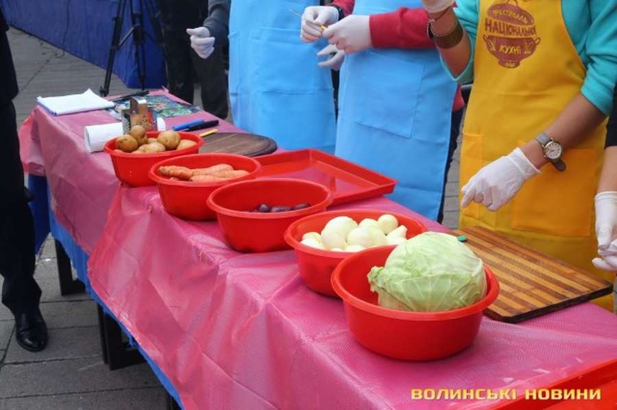 На луцькому «Фестивалі національної кухні» смакували борщ та вареники (фото)