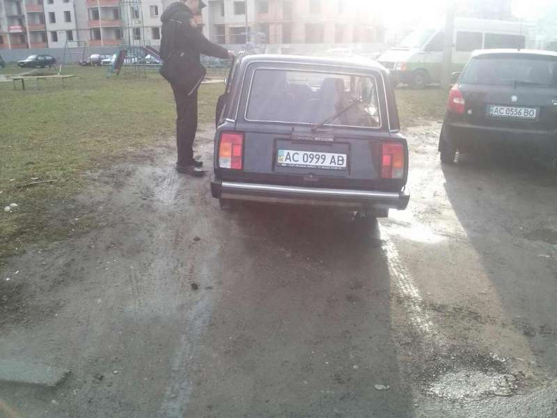 Автівки на газонах: у Луцьку знов шукали порушників (фото)