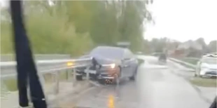 Біля Луцька авто влетіло у відбійник (відео)