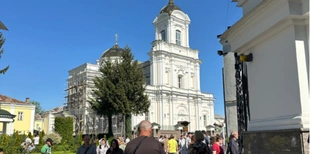 Черга – велика: у центрі Луцька люди прийшли святити Паски (фото)