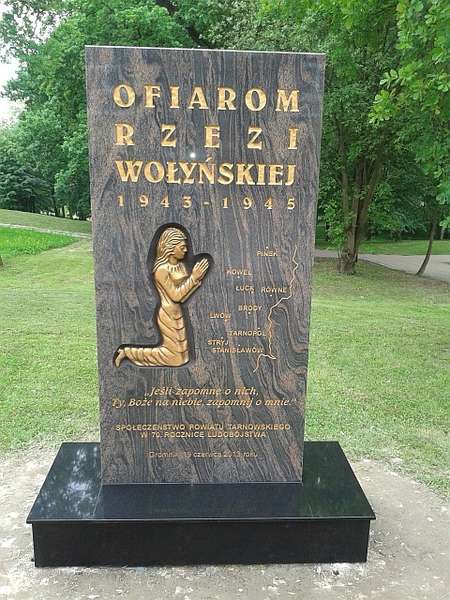 Пам'ятник «жертвам Волинської різанини» у польському містечку Ґромнік Тарнувського повіту, відкритий у 2013 році