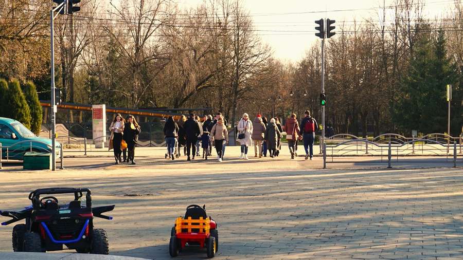 Центральний парк Луцька замилував морозно-сонячними кадрами (фото)