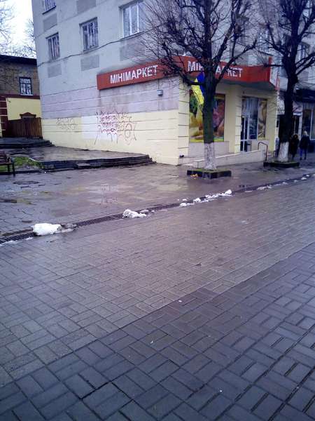 Лучани скаржаться на незаконні графіті у центрі міста (фото)