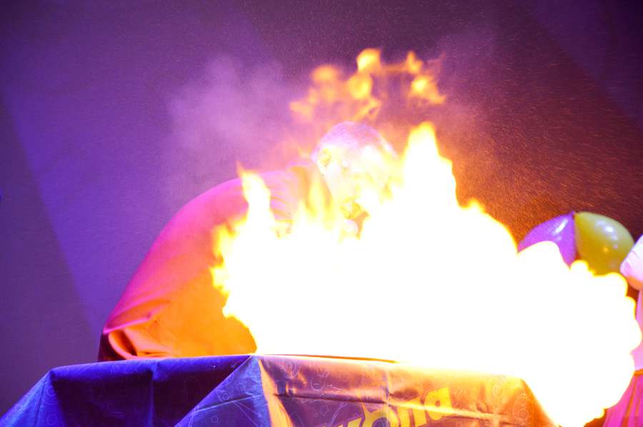 «Факелмен», кульки та рідкий азот: у «Промені» показали наукові чудеса (фото)