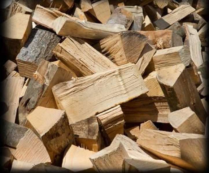 Колоті дрова у Луцьку