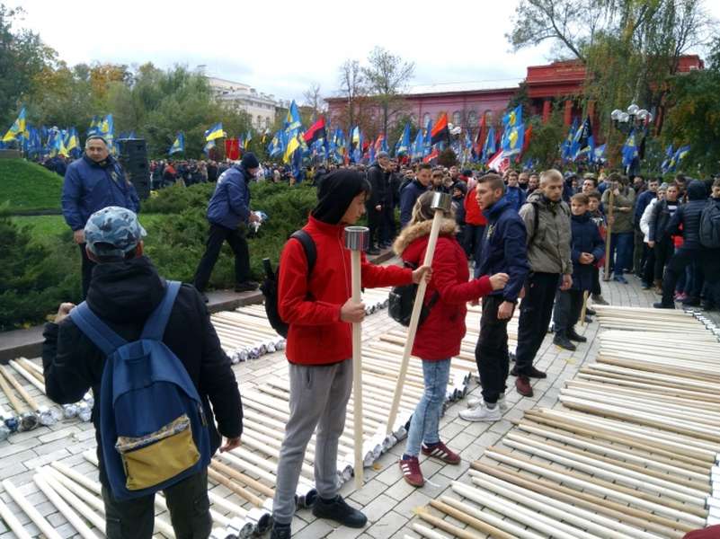 «Бандера – наш герой. Покрова – наше свято»:  у Києві пройшов марш націоналістів (фото, відео)