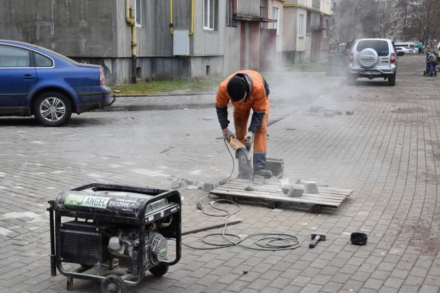 У Луцьку завершують ремонт дворів і доріг (фото) 