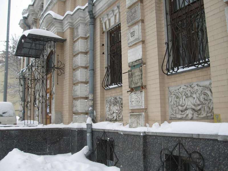З фасаду музею у Києві вкрали унікальне погруддя Лесі Українки (фото) 