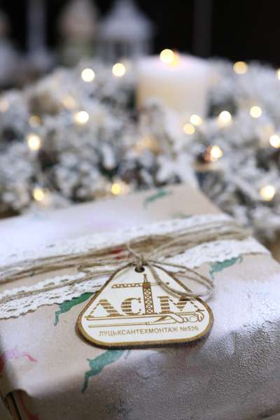 Замість традиційної новорічної ялинки- елементи новорічного декору «Луцьксантехмонтажу»