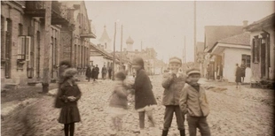 Малі лучани на вулиці Данила Галицького майже 100 років тому (фото)
