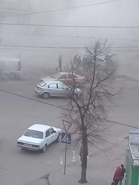 У Луцьку посеред вулиці задиміла іномарка (фото)