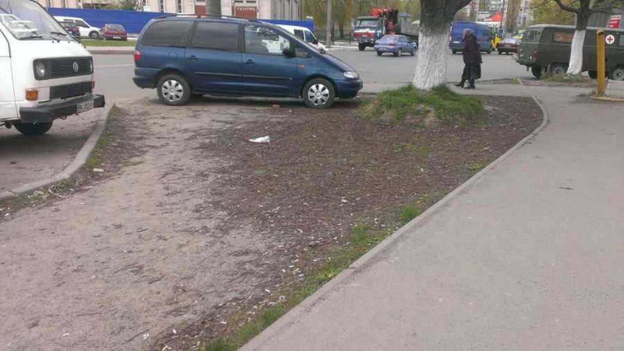 У Луцьку регулярно порушують правила паркування (фото)