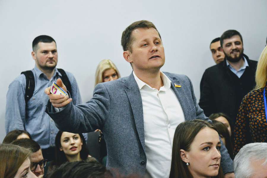 Андрій Козюра, який прийшов одним з останніх вже після 13 години, з кінця сесійної зали почав вигукувати депутатам…