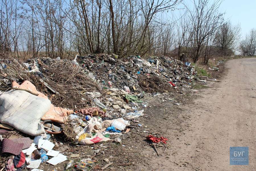 Околицю волинського міста закидали сміттям (фото)
